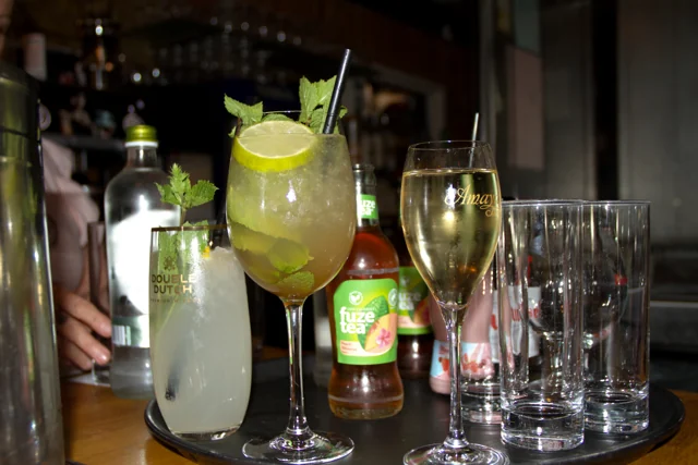 Cocktail, aperitief en glazen aan de bar van 't Zeezotje