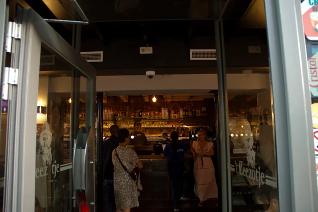 De ingang van 't Zeezotje met zicht op de bar